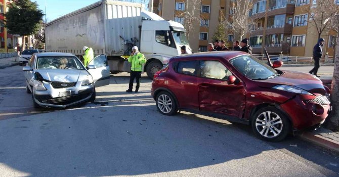 Kavşaktaki kaza sonrası araçtan kızını alıp kendini dışarı attı: 3 yaralı