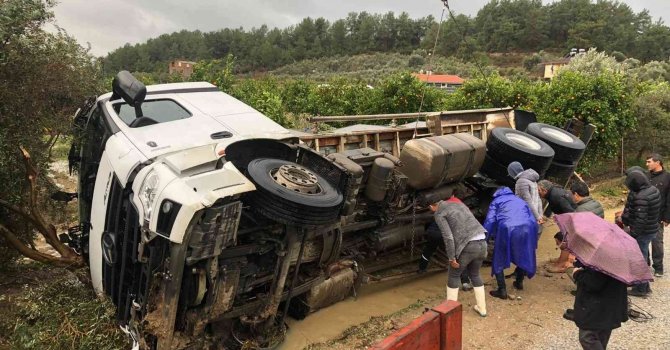 Süt kamyonu kanala devrildi, 7 ton süt döküldü
