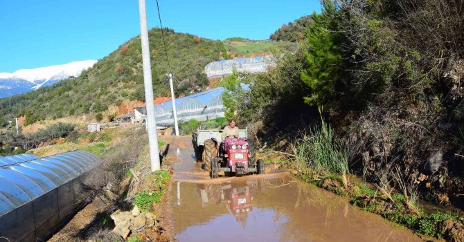 Antalya’da vatandaşlar bozulan yolları imece usulü ile yapıyor