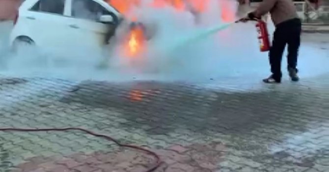 Antalya’da park halindeki iki otomobil çıkan yangında alev alev yandı