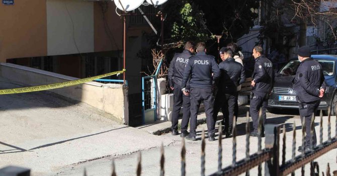 Silahla yaraladığı husumetlisinin başında bekleyerek kendini ihbar etti