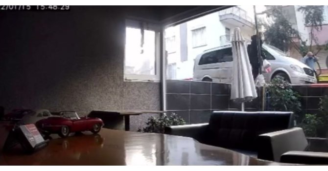 Mahallelinin çığlıkları arasında 4. kattan atlayan genç ağır yaralandı