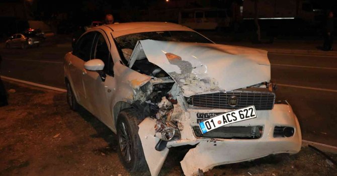 Adana’da otomobil refüjdeki ağaca çarptı: 3 yaralı