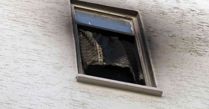 Alevlerin yükseldiği apartmanda korkulu anlar