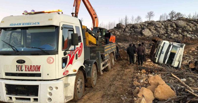 Yangın bölgesindeki tomrukları taşıyan kamyon devrildi