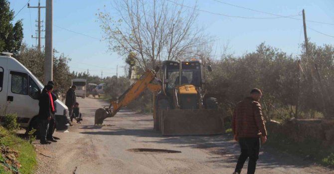 Vatandaşlardan yoldaki çukurlara saksılı eylem