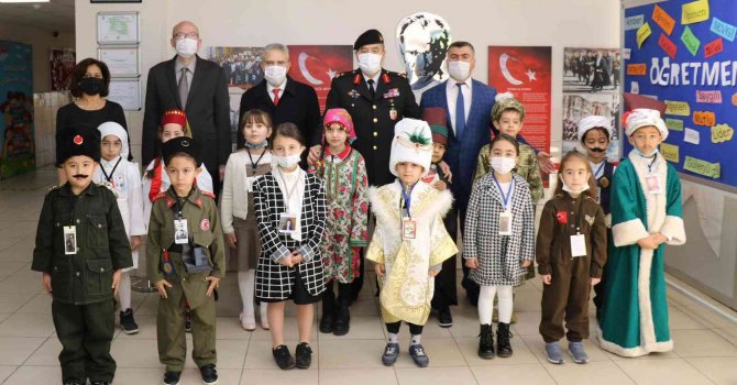 Tuğgeneral Özfidan, öğrencilerle kitap okudu