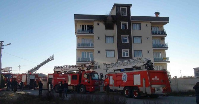 Antalya’da 5 katlı binada korkutan yangın