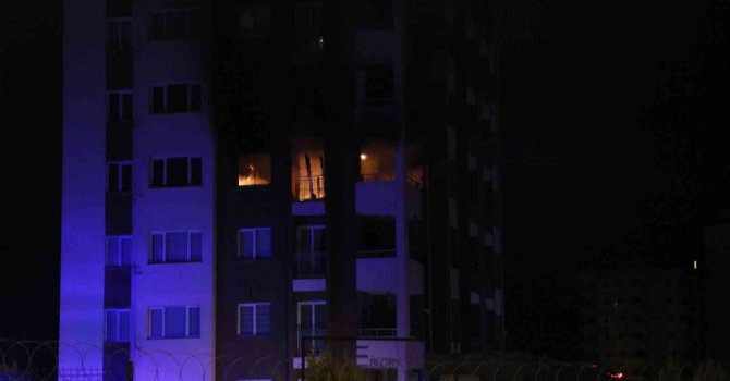 Elektrik kontağından çıkan yangın evi küle çevirdi