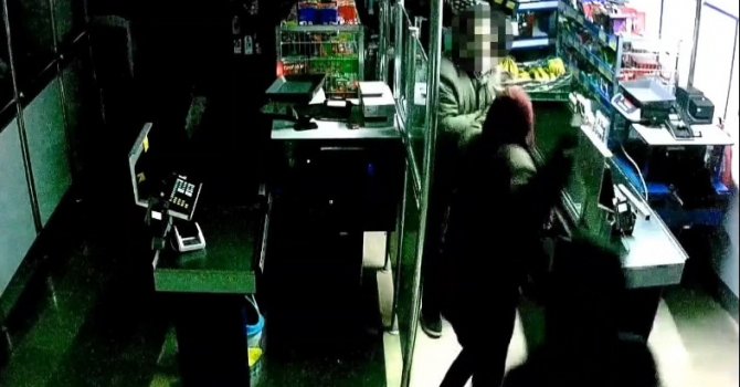 Satır, bıçak ve oyuncak tabanca ile markete girip dehşeti yaşattılar