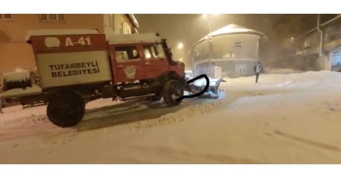 Tufanbeyli’de mahsur kalan sürücünün imdadına belediye ekipleri yetişti