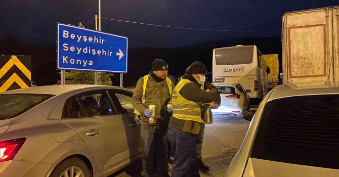 Kar ve tipi nedeniyle kapanan yolda kalan vatandaşlara Akseki belediyesi ikramda bulundu