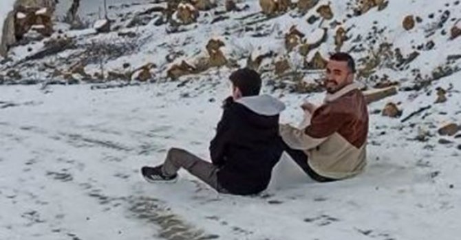 Kar üzerinde kayan genç tel örgüleri aşıp kanala düştü