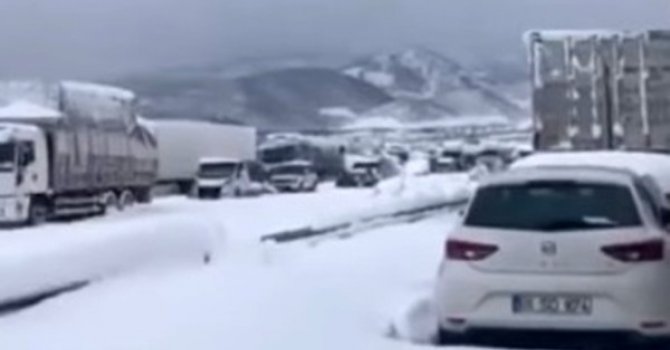 TAG otoyolu Osmaniye bölümünde ulaşıma kar engeli