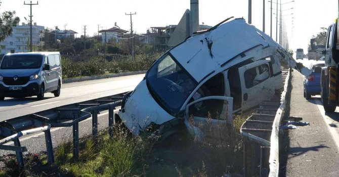 Hafif ticari araç önce bariyerlere ardından aydınlatma direğine çarptı: 4 yaralı