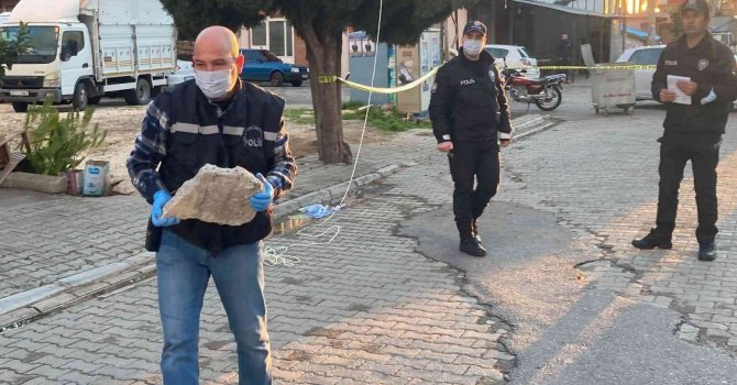 Rüzgarda kafasına 10 kiloluk taş düşen kadın hayatını kaybetti