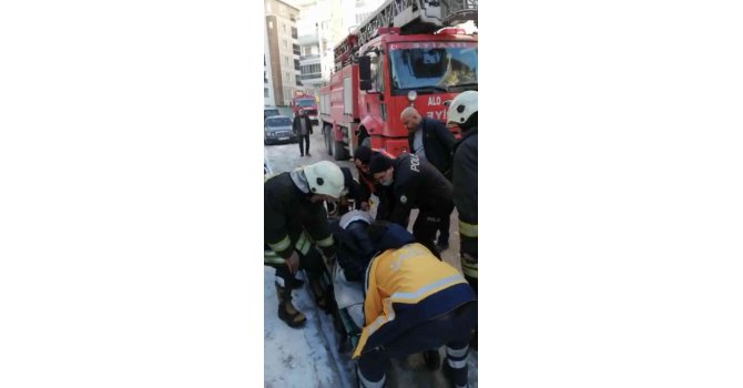 Dumandan etkilenen kadın sedye ile dışarı çıkarıldı