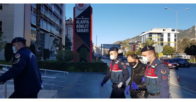 Cezaevi firarisi, girdiği eczanede tesadüfen kendini arayan jandarma ile karşılaşınca yakayı ele verdi