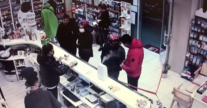 16 suç kayıtlı cezaevi firarisi kasklı girdiği eczanede JASAT personeline denk gelince baltayı taşa vurdu