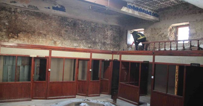 Kullanılmayan tarihi hamamdaki yangın korkuttu
