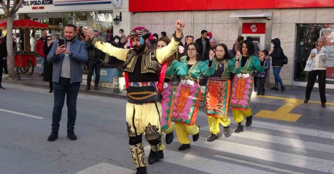 Yaya önceliğine dikkat çekmek için, yaya geçidinde folklor oynadılar