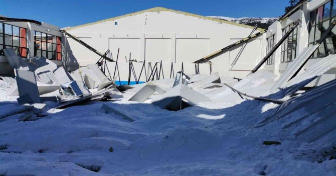 Okulun spor salonu çöktü