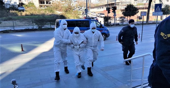 Testi pozitif çıkan şüpheli şahıs, tulum içerisinde adliyeye sevk edildi