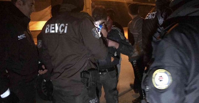 TIR dorsesinden demir çalan hırsız, vatandaşlar tarafından yakalandı