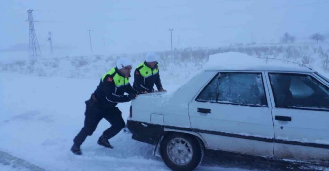 Kahramanmaraş’ta yolda kalan vatandaşlara yardım