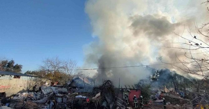 Evi alevler sardı, evde yaşayanlar ’çek çek’ diye bilinen arabalarını kurtarma telaşına düştü