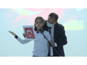 Karne töreninde okuduğu şiiri unutan öğrenciyi Milli eğitim Müdürü desteği