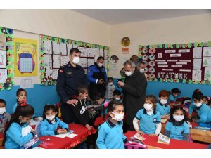 Başkan Bozdoğan, öğrencilerin karne heyecanına ortak oldu