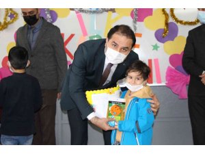 Yüreğir Kaymakamı Bingöl öğrencilerin karne heyecanına ortak oldu