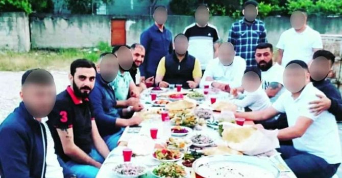 Katilleriyle fotoğraf çektirmiş