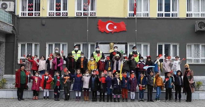 Hataylı çocuklara “Jandarma Çocuk Kitabı ve boyama” kitabı hediye ettiler