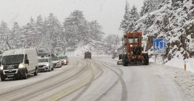 Antalya-Konya karayolunda ulaşım güçlükle sağlanıyor