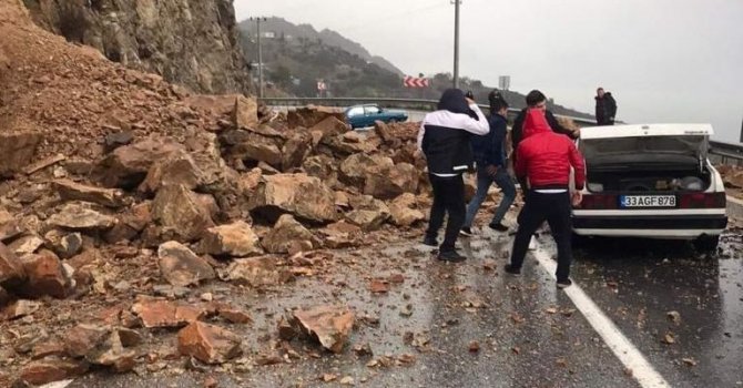 Mersin-Antalya karayolundaki heyelanda ölümün eşiğinden döndüler