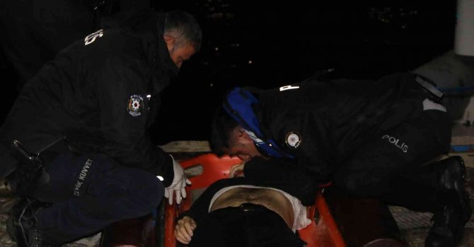 Denizde hareketsiz bulunan genci polislerin hayatta tutma mücadelesi