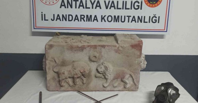 Roma dönemine ait tarihi eserleri piyasaya sürmek isterken yakalandılar