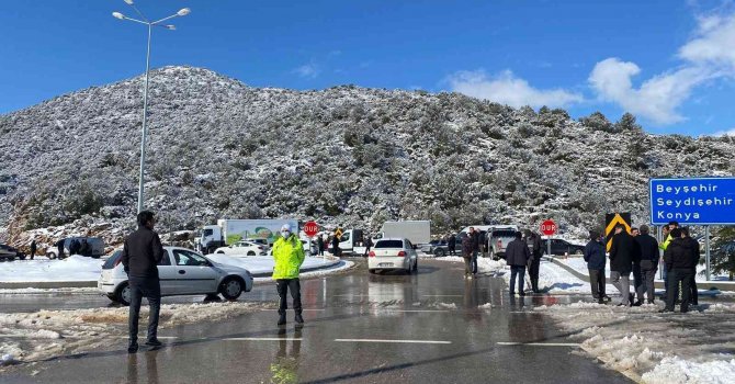 Antalya-Konya karayolu kar sebebiyle 24 saattir kapalı