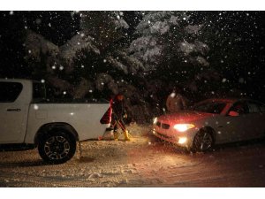 Karda mahsur kalan araçlar belediye ekiplerince kurtarıldı