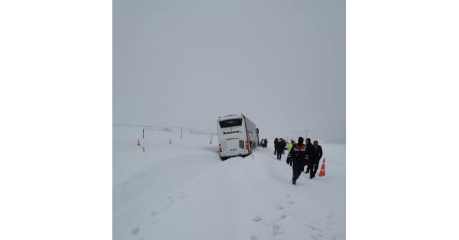 Kara saplanan otobüsü jandarma kurtardı