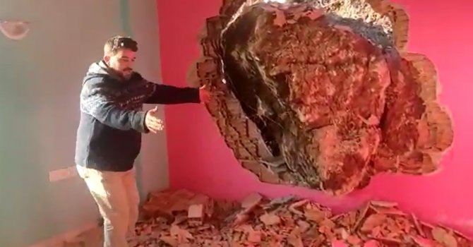 Dev kaya parçası 30 metre yükseklikten evin üzerine düştü, 4 kişi ölümden döndü