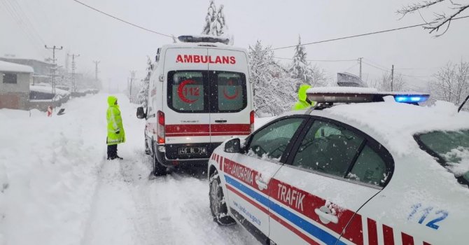 Kahramanmaraş’ta hastalanan vatandaşa ve yolda kalan ambulansa yardım