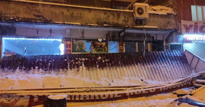 Kahramanmaraş’ta iş yerinin sundurması çöktü