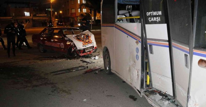 Adana’da plastik sandalye ile sürülen otomobille yolcu minibüsü çarpıştı: 1’i ağır 3 yaralı