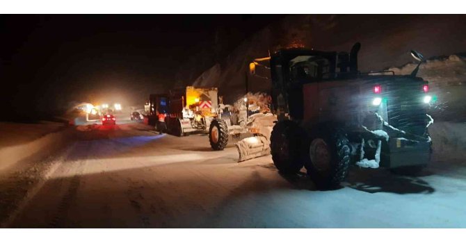 Antalya-Konya karayoluna çığ düştü, 3 metrelik kar kütleleri yolu kapladı