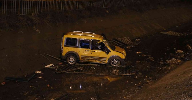 Adana’da hafif ticari araç sulama kanalına düştü: 3 yaralı