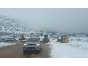 Yazın alevlerle kışın karla mücadele ediyorlar