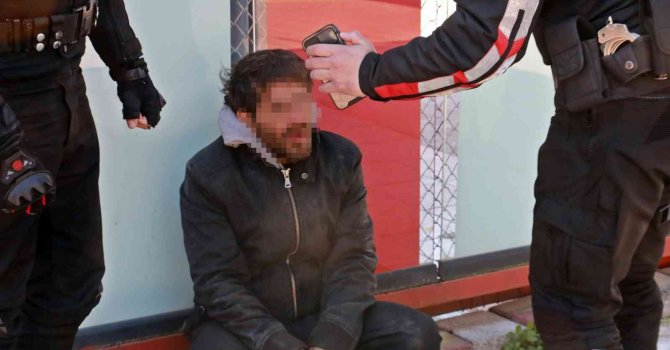 Klimayı çalıp sokakta taşırken yakalandı